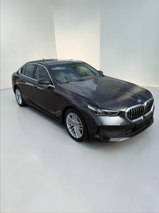 BMW 550e xDrive Sedan foto 3