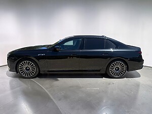 BMW M760e xDrive Sedan foto 3